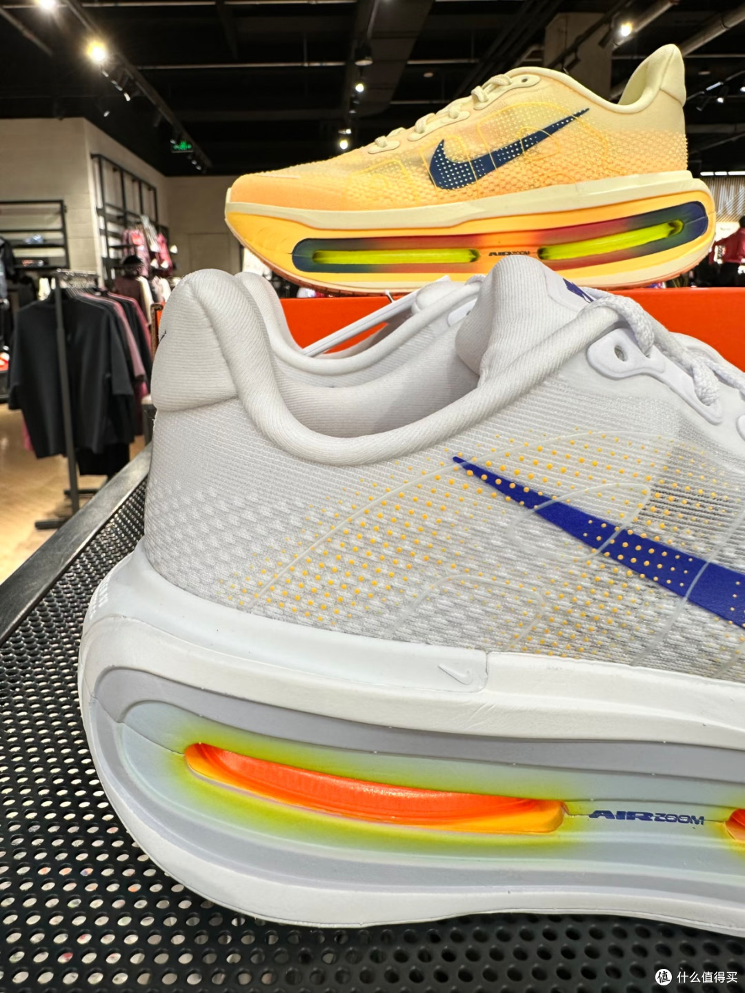 脚踩“云朵”跑步!Nike迈柔顶级缓震鞋,中底黑科技太惊艳