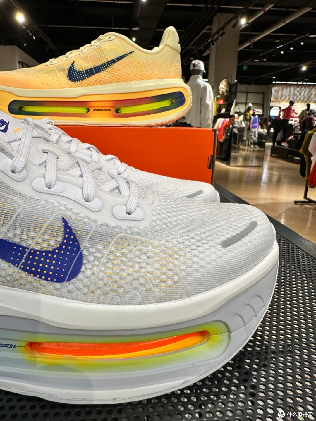 脚踩“云朵”跑步!Nike迈柔顶级缓震鞋,中底黑科技太惊艳