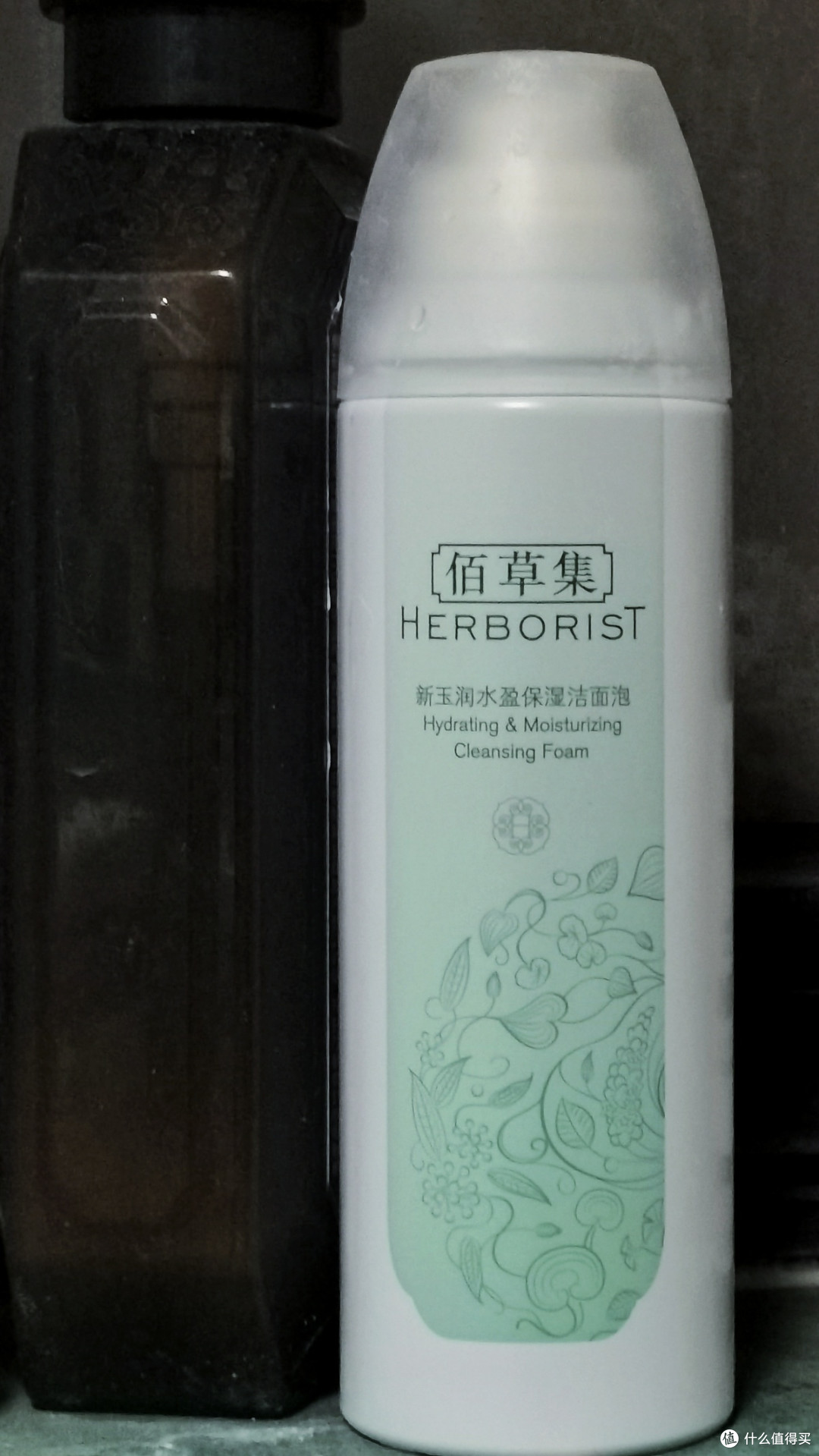 温和净澈，水润不紧绷，古方玉石敷脸，就在这罐佰草集保湿洁面泡