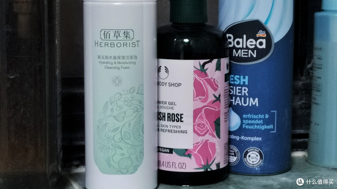 温和净澈，水润不紧绷，古方玉石敷脸，就在这罐佰草集保湿洁面泡