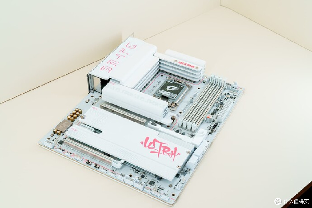 纯白美学:七彩虹 iGame Z890 ULTRA-S W V20 主板评测