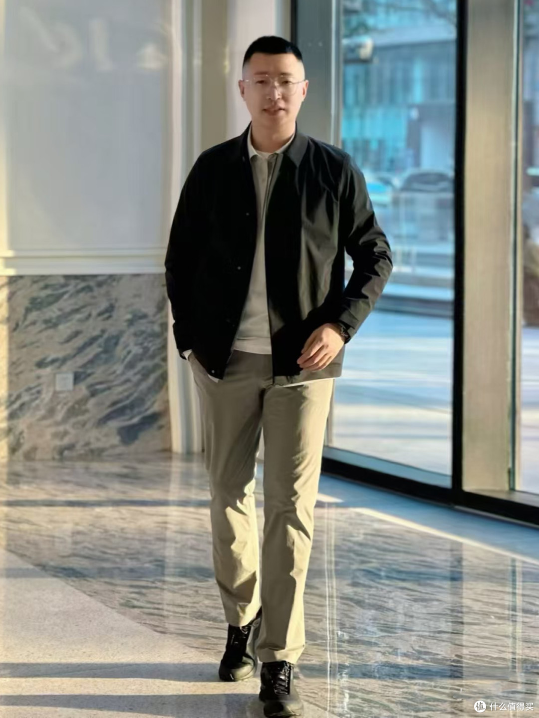 安踏轻松拿捏“体制内穿搭”:可隆搭配西裤,凭什么俘获中年男人
