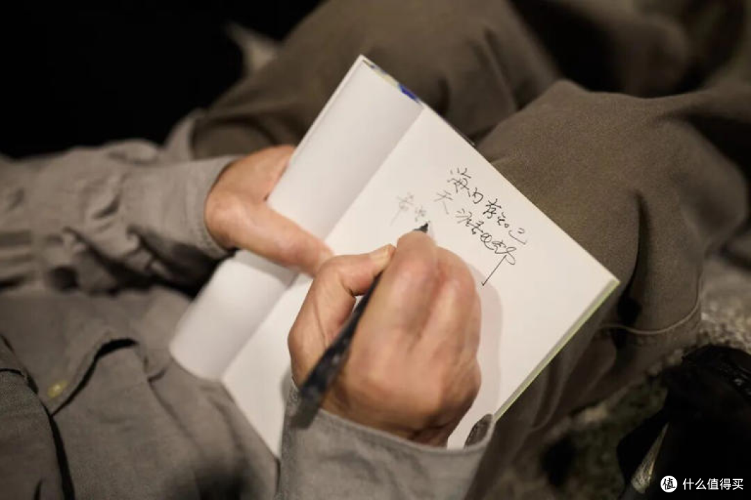 92岁守摊22年!广州老人街头卖书,每一页都是讲给亡妻的未完故事