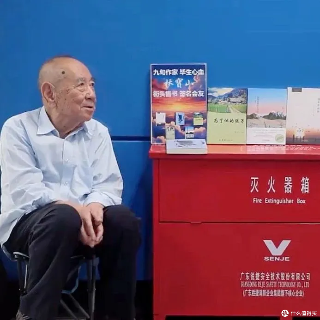 92岁守摊22年!广州老人街头卖书,每一页都是讲给亡妻的未完故事