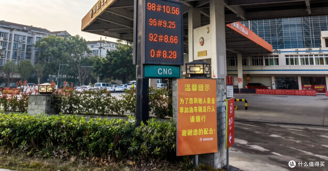 油价涨到9元，比亚迪插混车主一点不焦虑：油耗很低，还可油可电