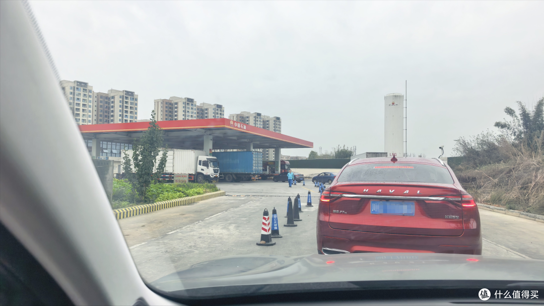 油价涨到9元，比亚迪插混车主一点不焦虑：油耗很低，还可油可电