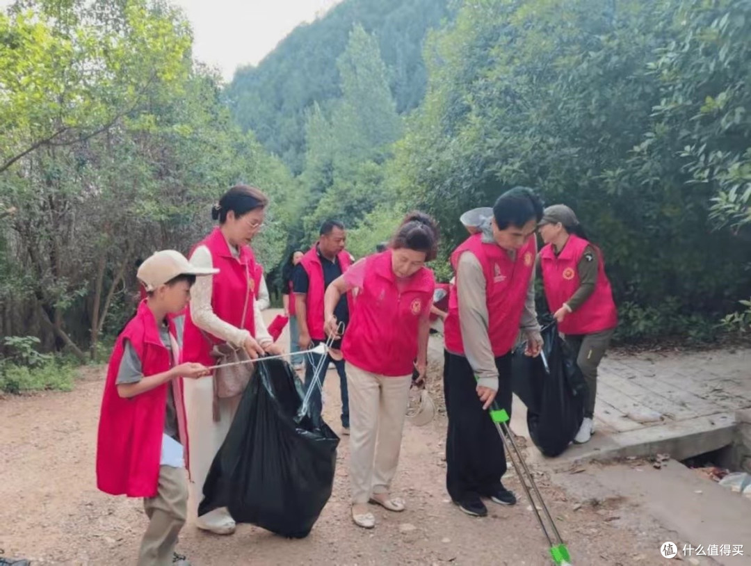 当志愿者前丢垃圾后续:拒不道歉,围堵推挤欲动手,正脸曝出社死