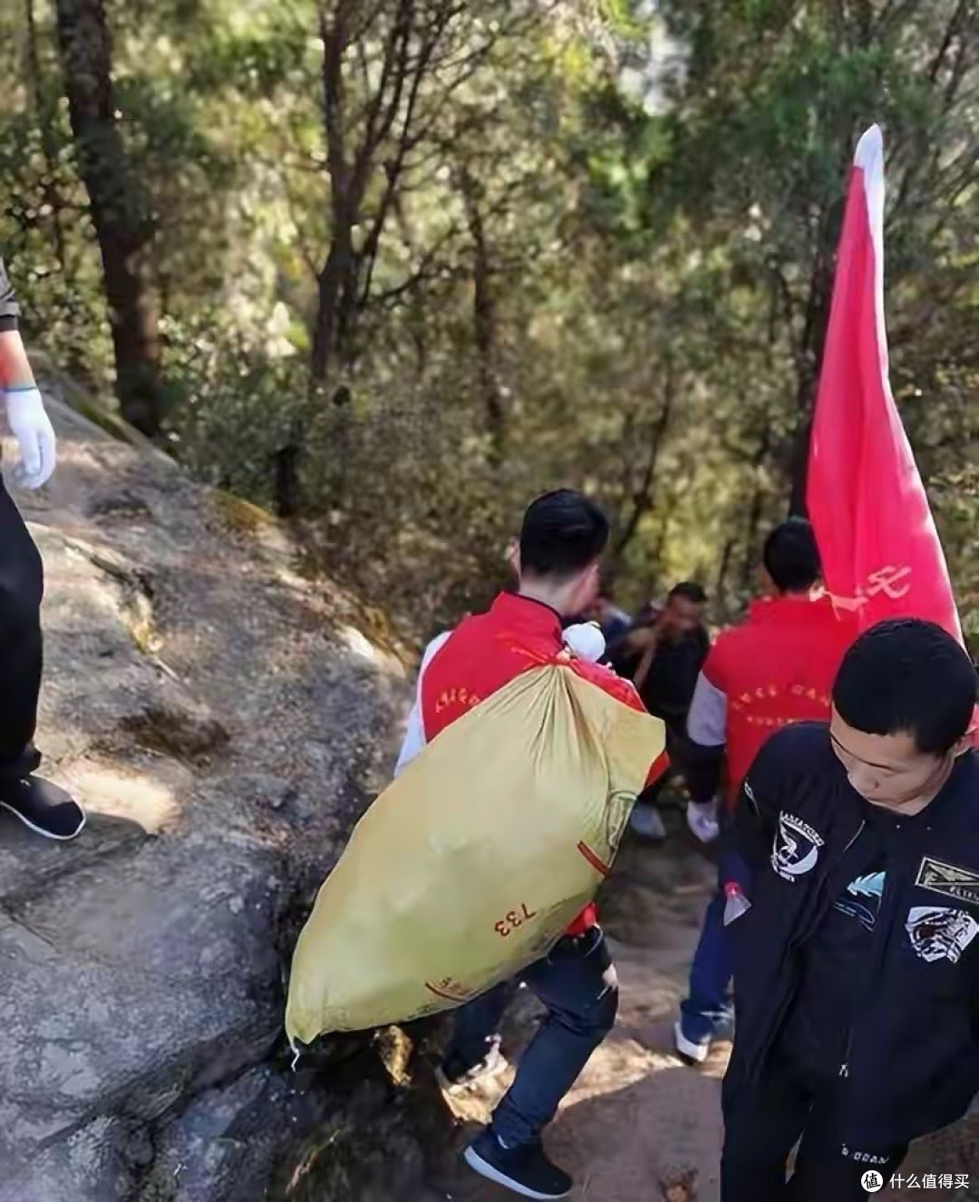 当志愿者前丢垃圾后续:拒不道歉,围堵推挤欲动手,正脸曝出社死