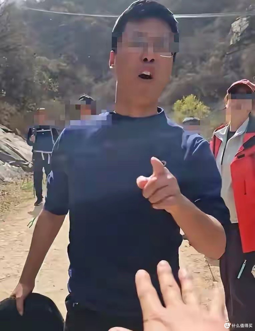 当志愿者前丢垃圾后续:拒不道歉,围堵推挤欲动手,正脸曝出社死