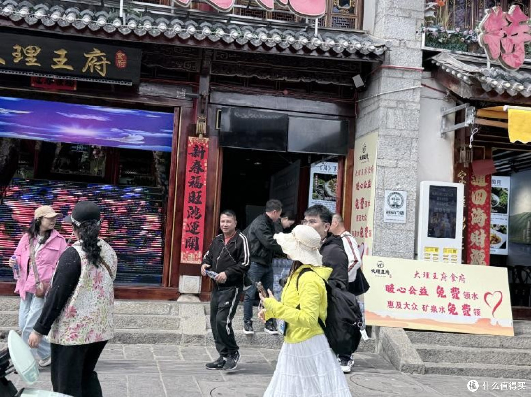 大理王府食府暖心公益：免费矿泉水赠游客，传递古城温情