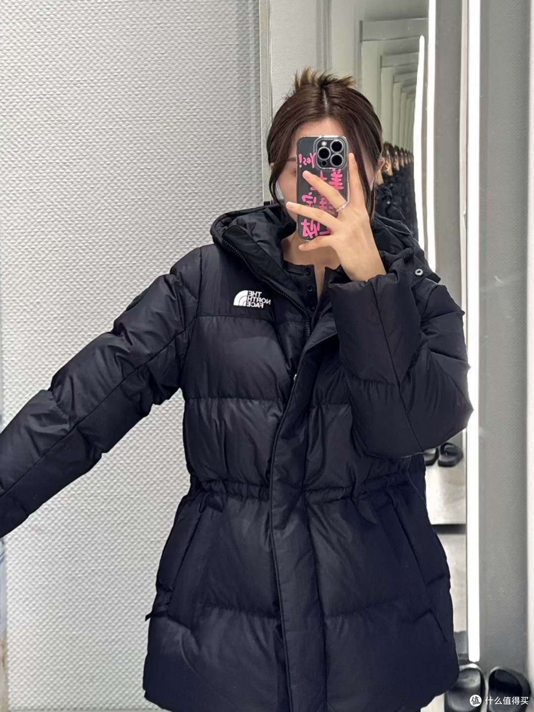 建议中年女性,羽绒服别穿北面、大鹅,换成这4个中产品牌更时髦