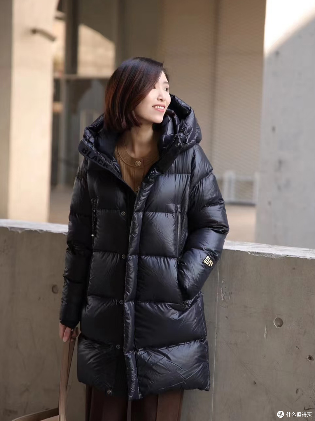 建议中年女性,羽绒服别穿北面、大鹅,换成这4个中产品牌更时髦