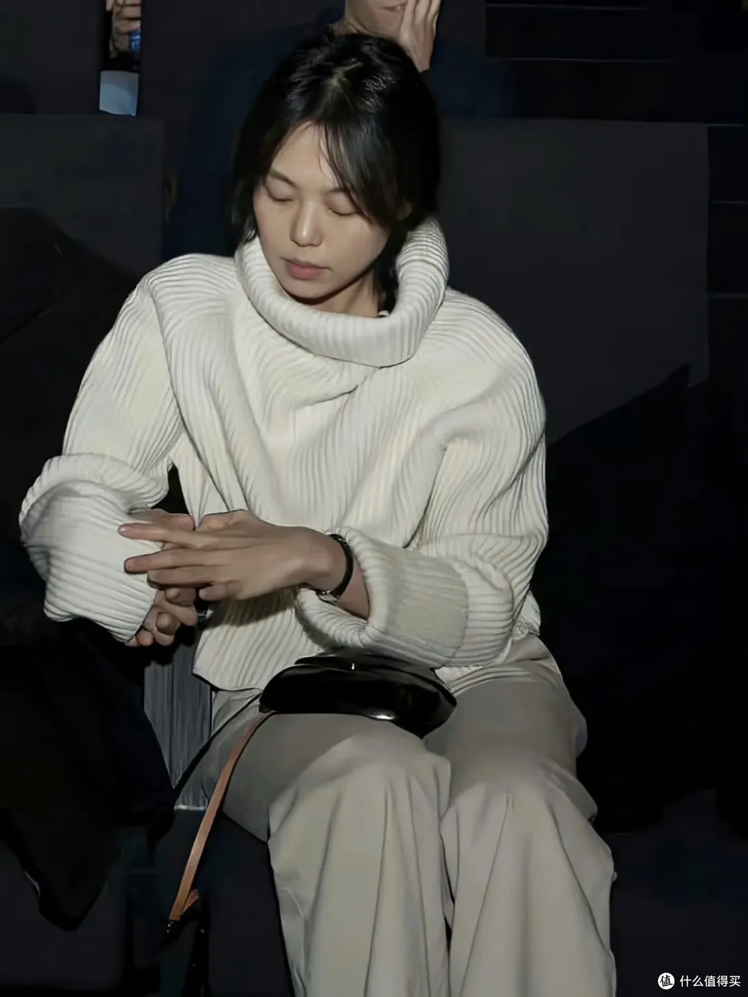 松弛也好精英也罢,这件“带情绪”的针织衫才是春日衣橱刚需!