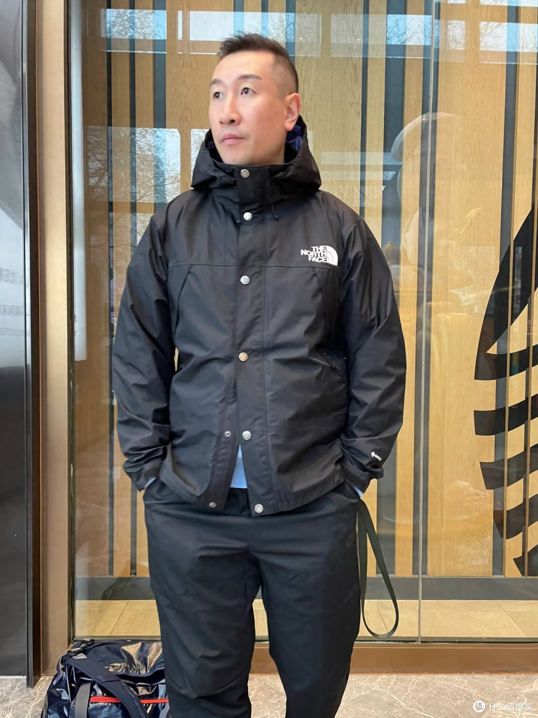 中年男人冲锋衣:不要只穿北面、骆驼,换成这4个中产品牌更高级