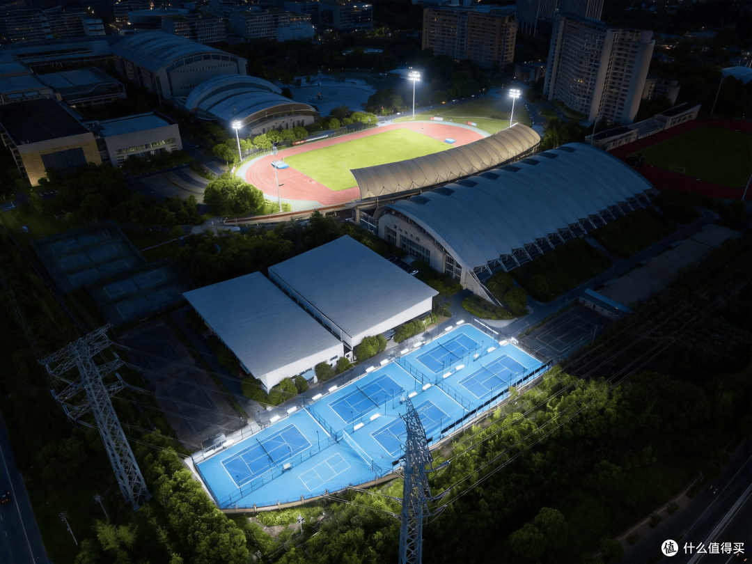 jimeng-2026-03-26-5668-将图片改为黑夜模式，开启球场灯光，灯光无炫光，照度均匀，其他场景元素保持不变.png