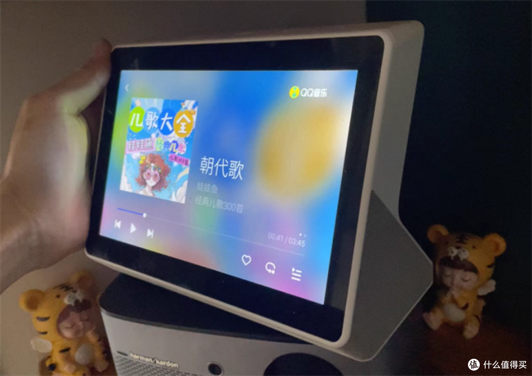 只要一百左右的8英寸大屏智能触屏音箱，音质好，可装第三方APP，支持语音视频通话，内置可充电电池