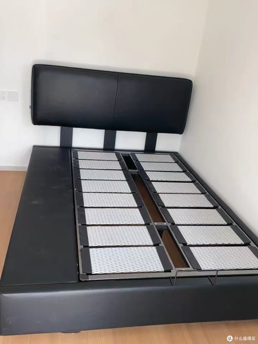 小户型主卧封神｜DDC 极薄豆腐块真皮床，省空间还高级到发光