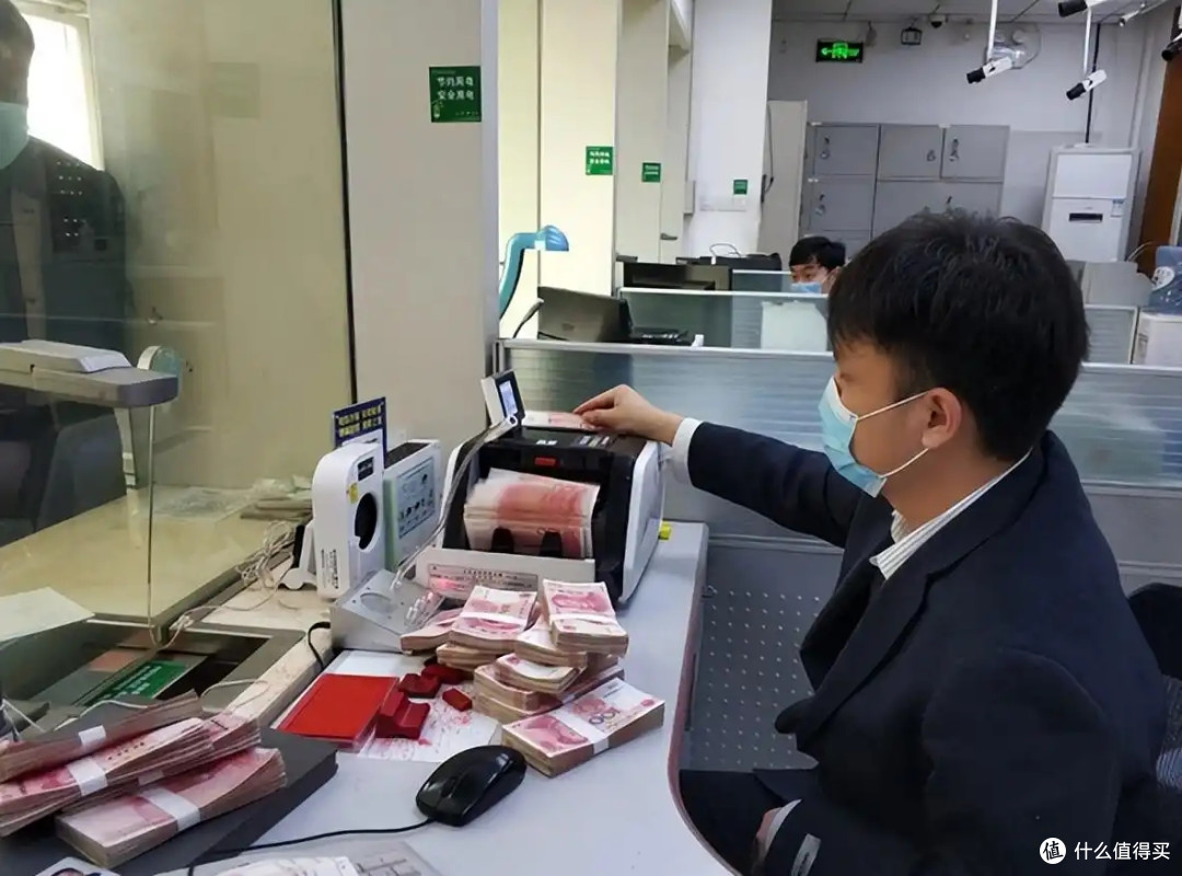 有专家说出实话:去银行存钱,不建议存“3年定期”,原因很简单