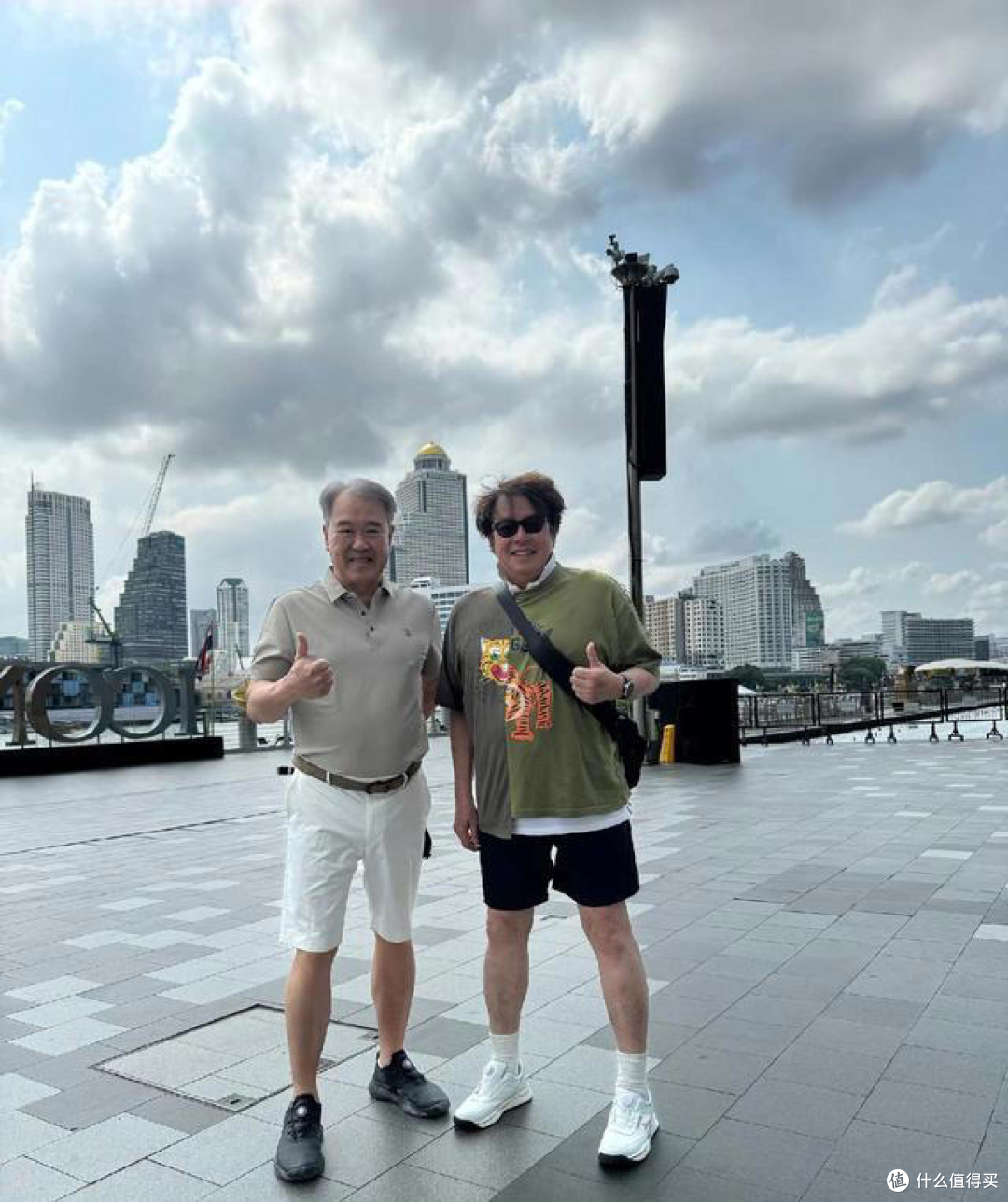 75岁谭咏麟独游泰国，无助理无家人，吃路边摊逛集市，活成天花板