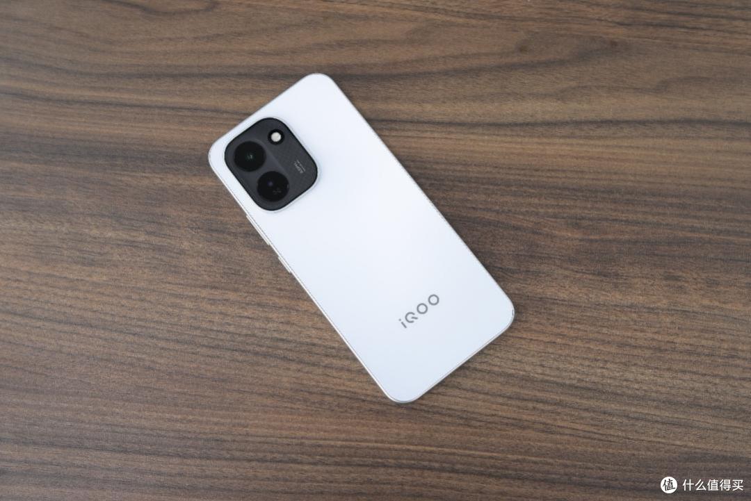 性能续航小超人 iQOO Z11天光白评测