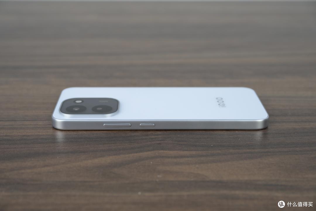 性能续航小超人 iQOO Z11天光白评测
