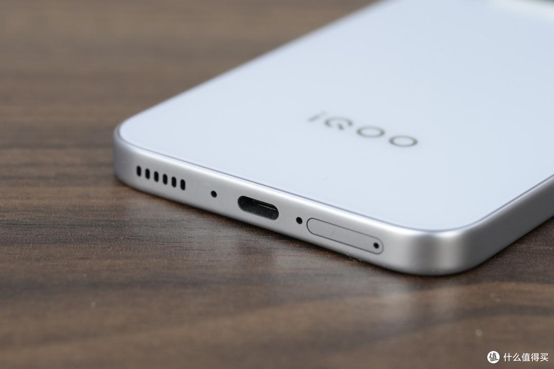 性能续航小超人 iQOO Z11天光白评测