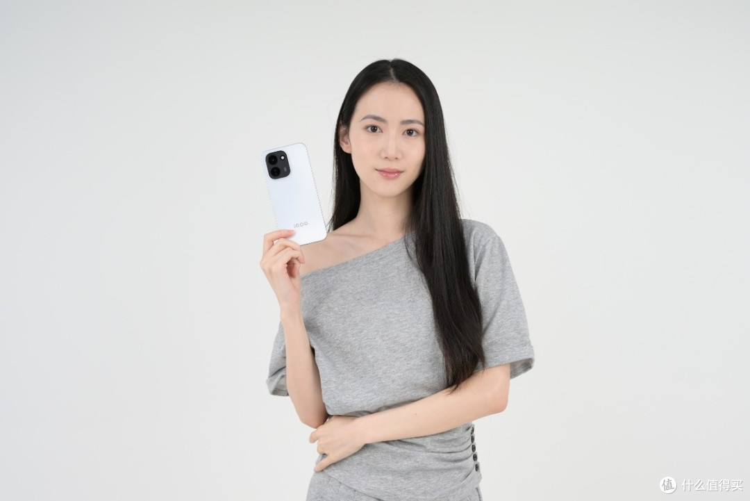 性能续航小超人 iQOO Z11天光白评测