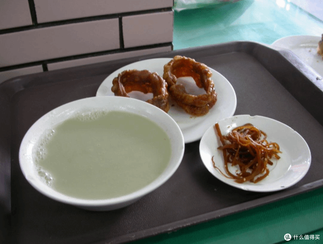 大司马喝老北京豆汁秒变痛苦面具,直言像“臭洗脚水”,弹幕笑崩