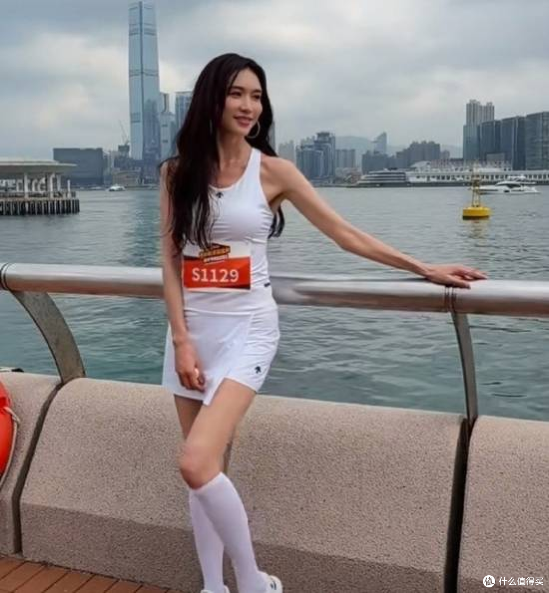 51岁林志玲亮相香港马拉松,体态挺拔身姿轻盈,肌肉含量碾压同龄