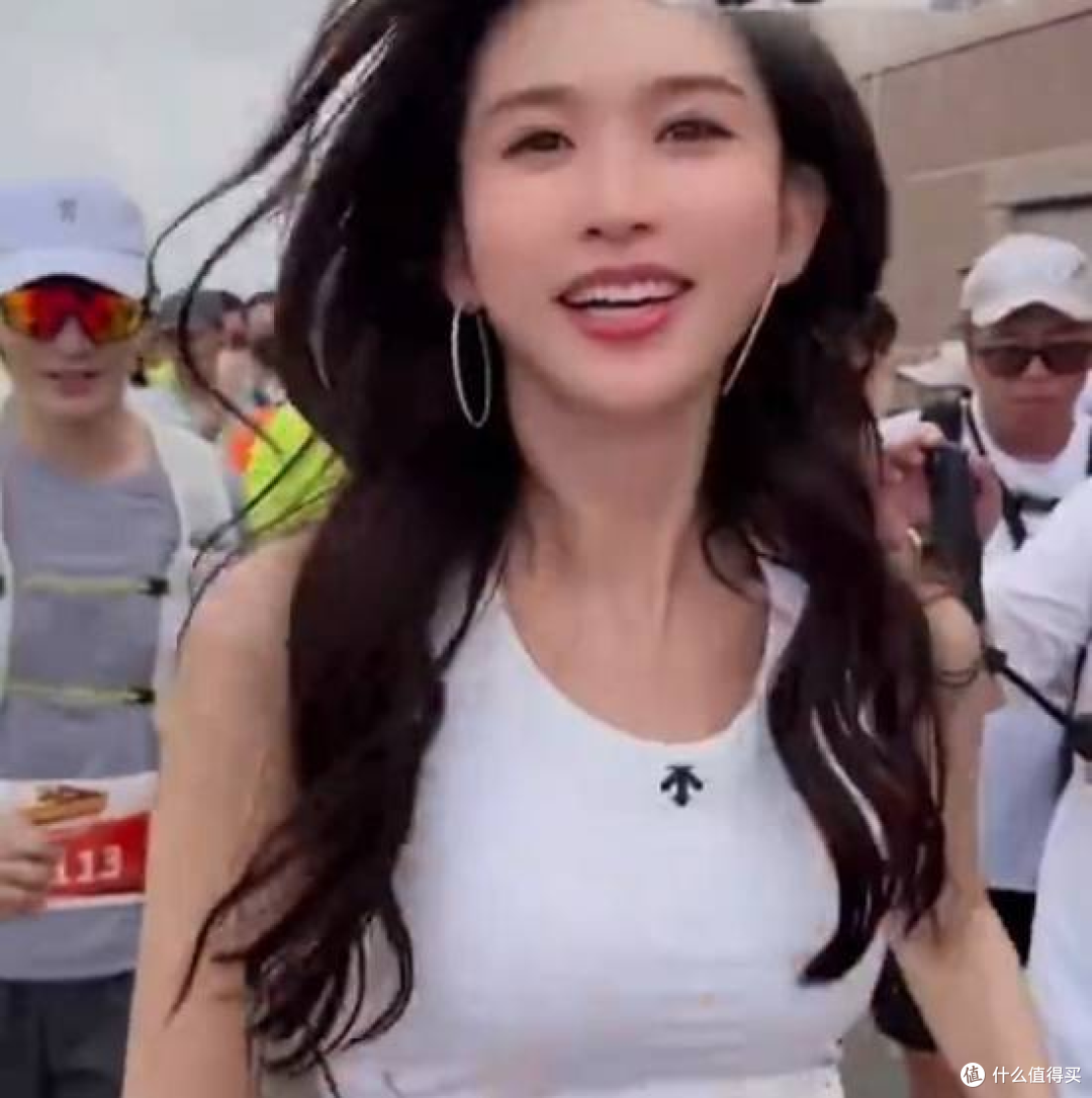 51岁林志玲亮相香港马拉松,体态挺拔身姿轻盈,肌肉含量碾压同龄