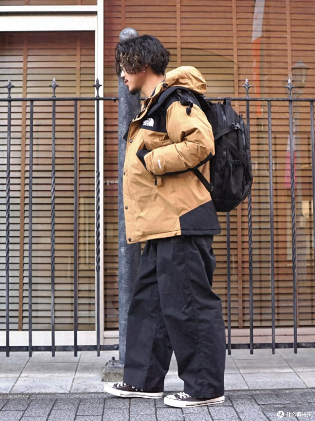 等老了以后,也学日本男人:绝不穿冲锋衣,换成这3种衣服更高级