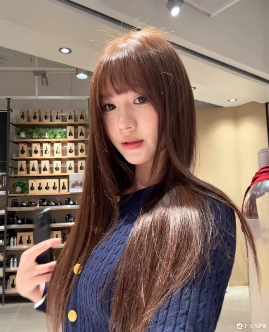 昨天在家试了这款超火的泡泡染发剂
选的栗棕色真的太惊喜了