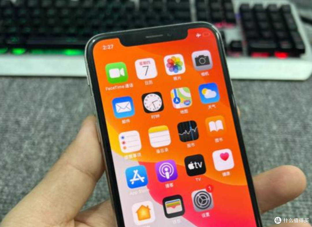 苹果二十周年iPhone曝光，引发安卓手机曲屏热潮？iPhone17大降价