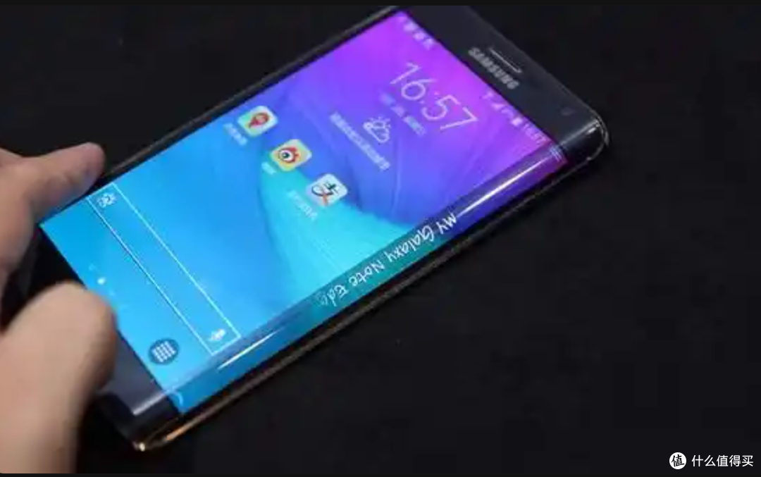 苹果二十周年iPhone曝光，引发安卓手机曲屏热潮？iPhone17大降价