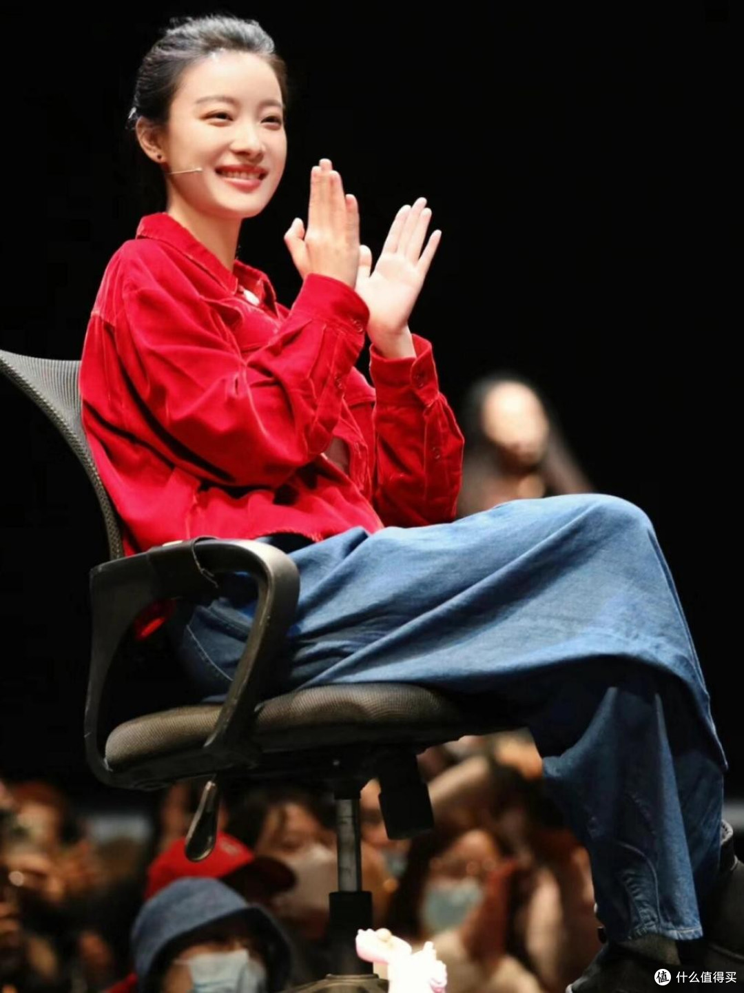 初春又火了一种穿法，倪妮穿美拉德外套，配阔腿裤、德训鞋好高级