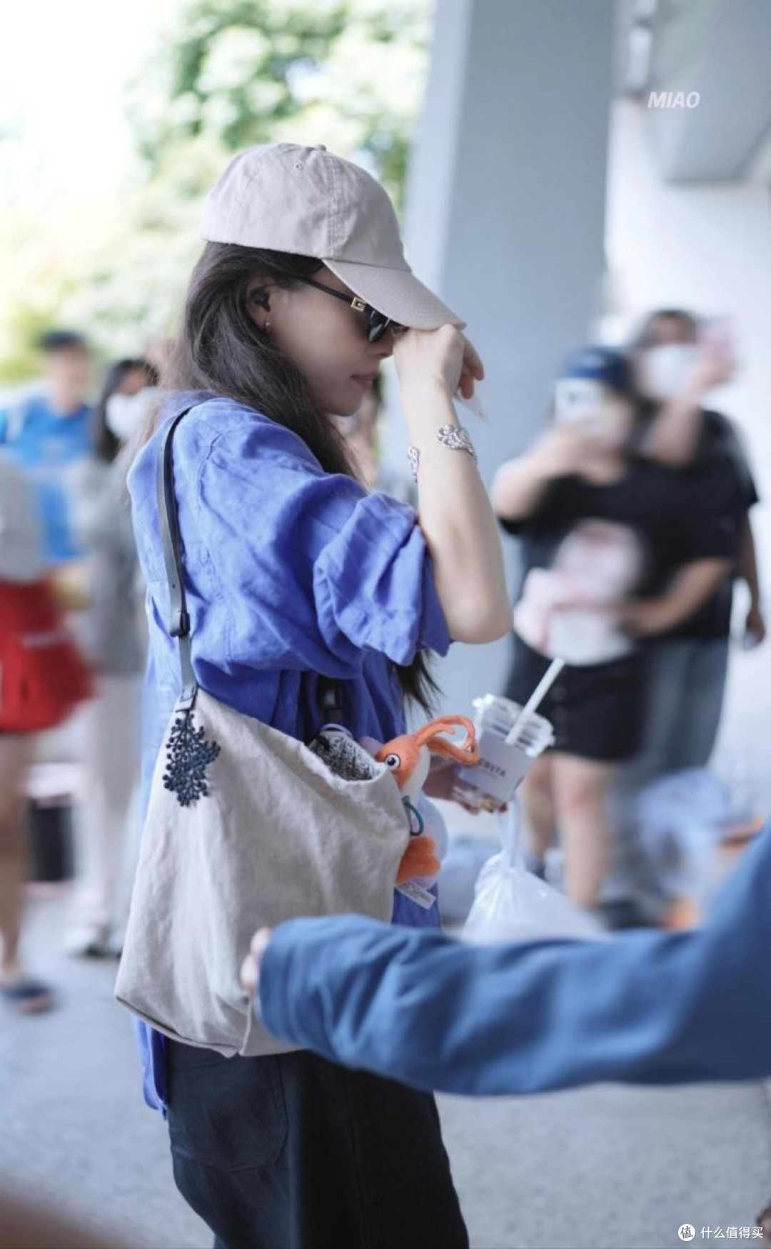 初春又火了一种穿法，倪妮穿美拉德外套，配阔腿裤、德训鞋好高级