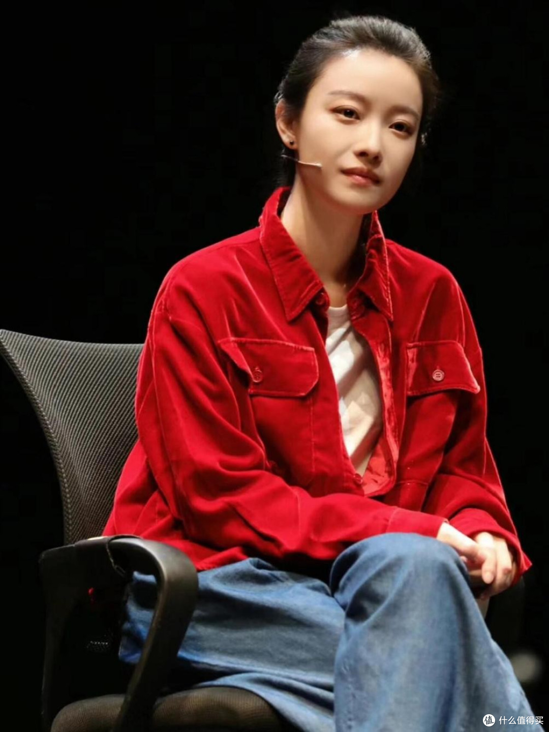 初春又火了一种穿法，倪妮穿美拉德外套，配阔腿裤、德训鞋好高级