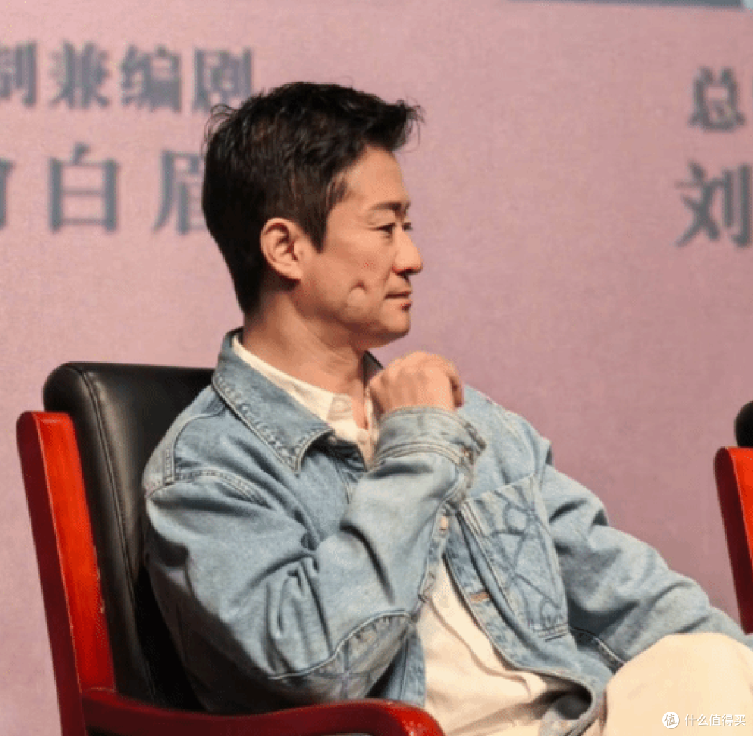 战狼也是水做的？吴京脸上一按一个坑，硬汉秒变“水做的！