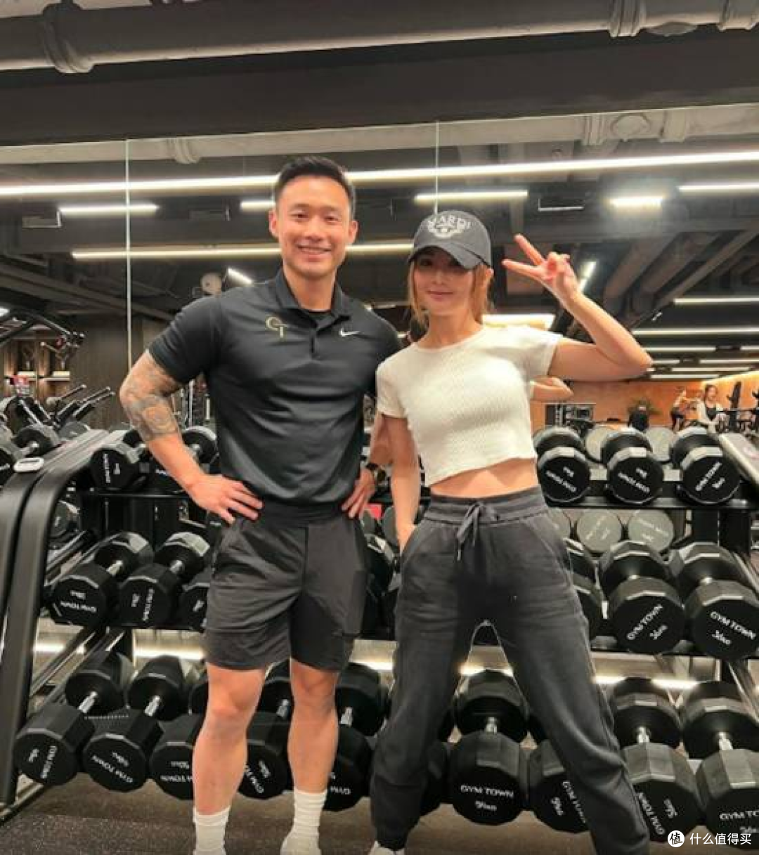 43岁阿Sa被疑容貌崩坏，粉丝晒生图打脸：真人比精修还自然！
