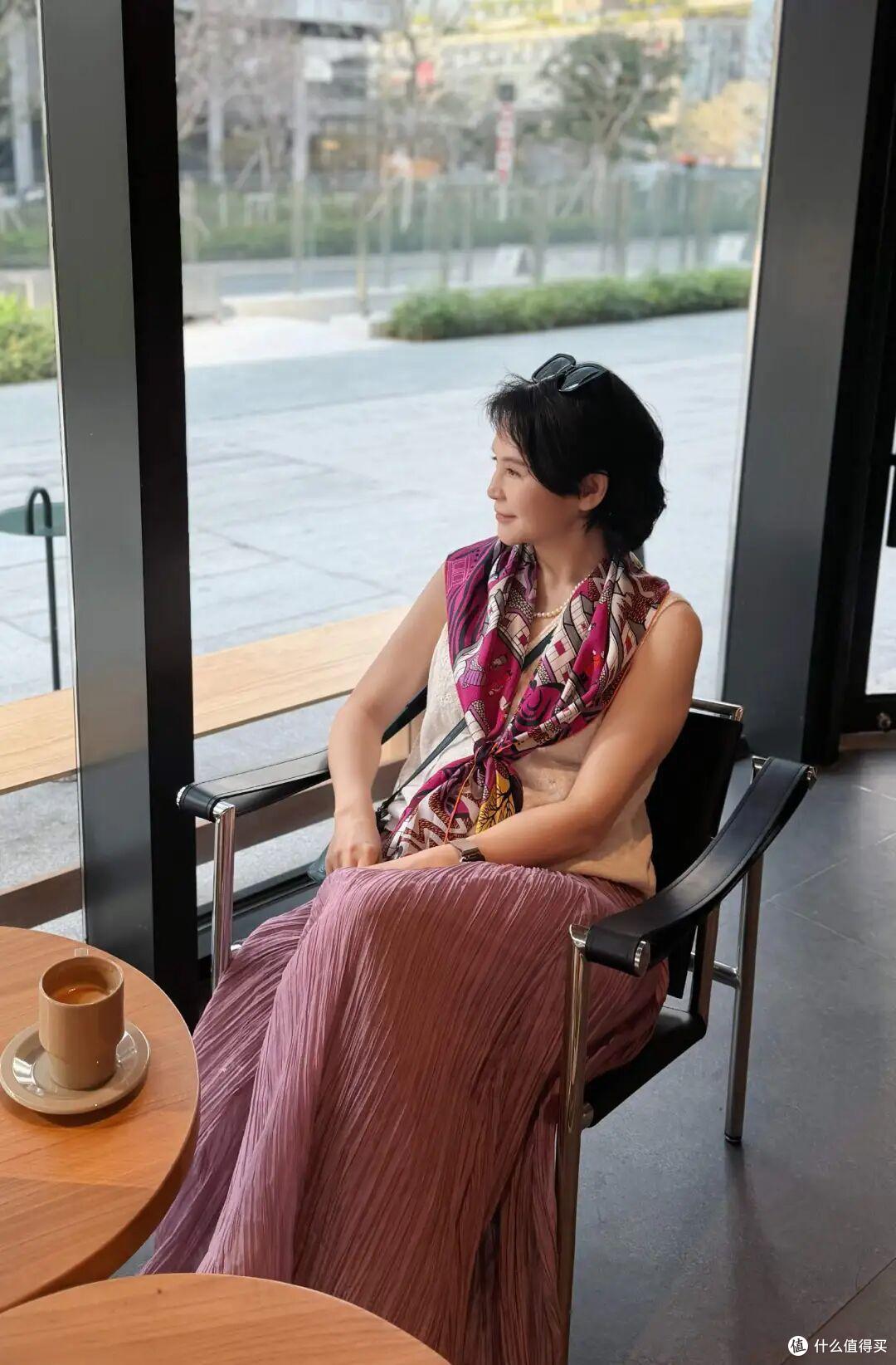 简约风格的她,凭什么美得高级?看过她的高级感穿搭,你就懂了!