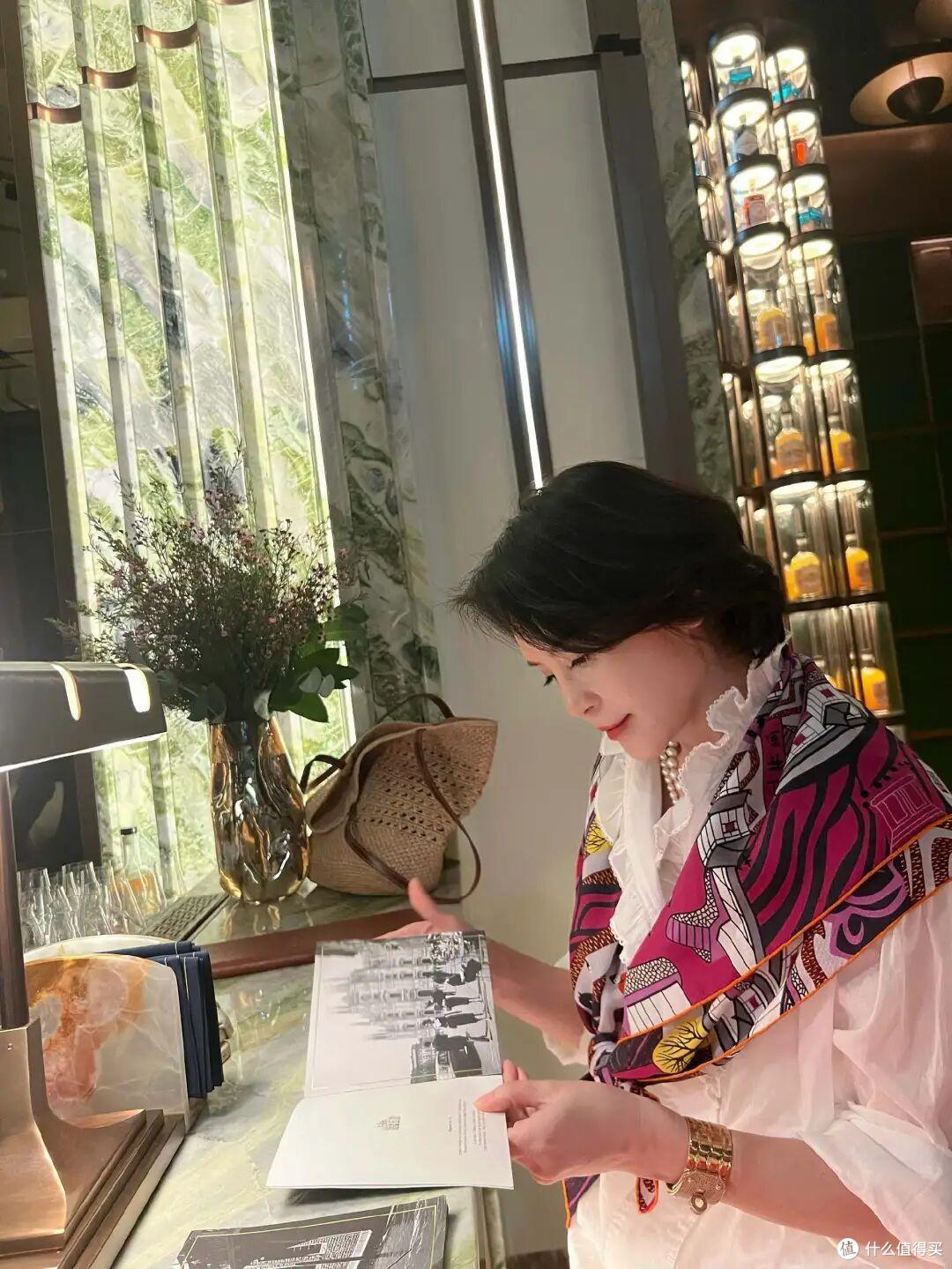 简约风格的她,凭什么美得高级?看过她的高级感穿搭,你就懂了!