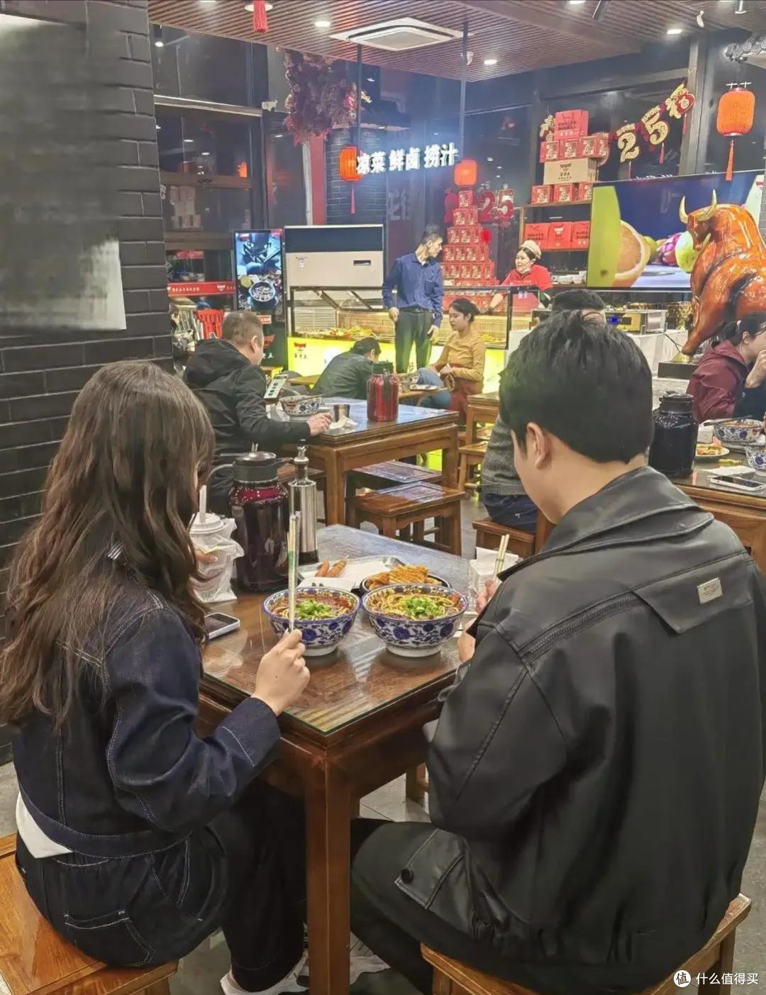 贾国龙二次创业“翻车”!一碗焖面卖60块,消费者直呼“吃不起”