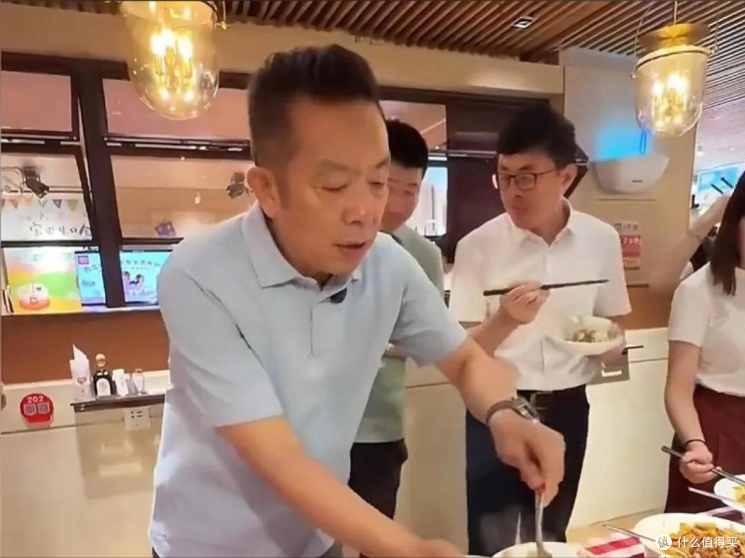 贾国龙二次创业“翻车”!一碗焖面卖60块,消费者直呼“吃不起”