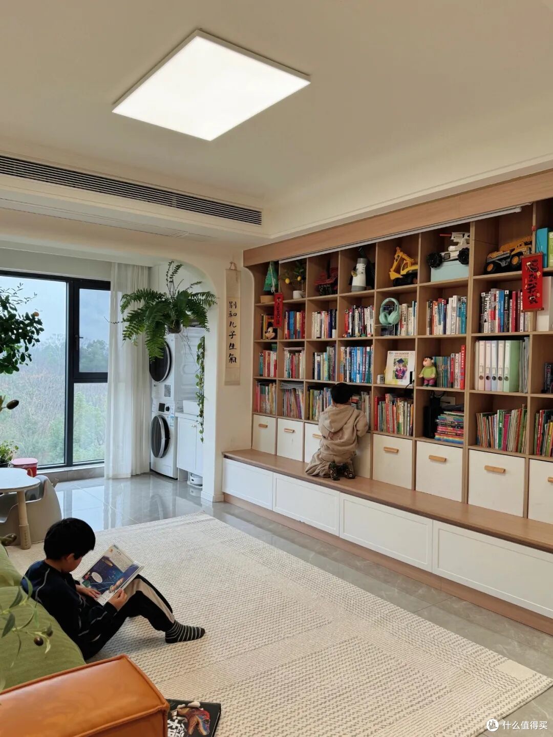 越来越多人给客厅做“满墙书柜”?过来人:很香,也十分后悔