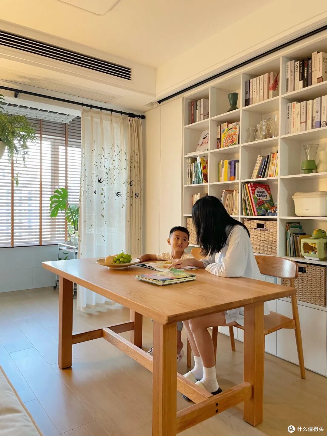 越来越多人给客厅做“满墙书柜”?过来人:很香,也十分后悔
