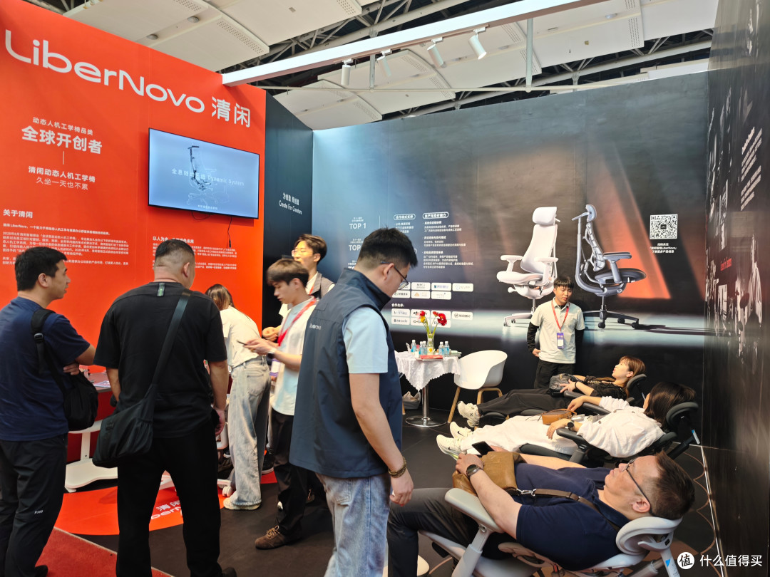 清闲携2款新品亮相家博会:不用手动调腰靠,今年最火智能椅来了