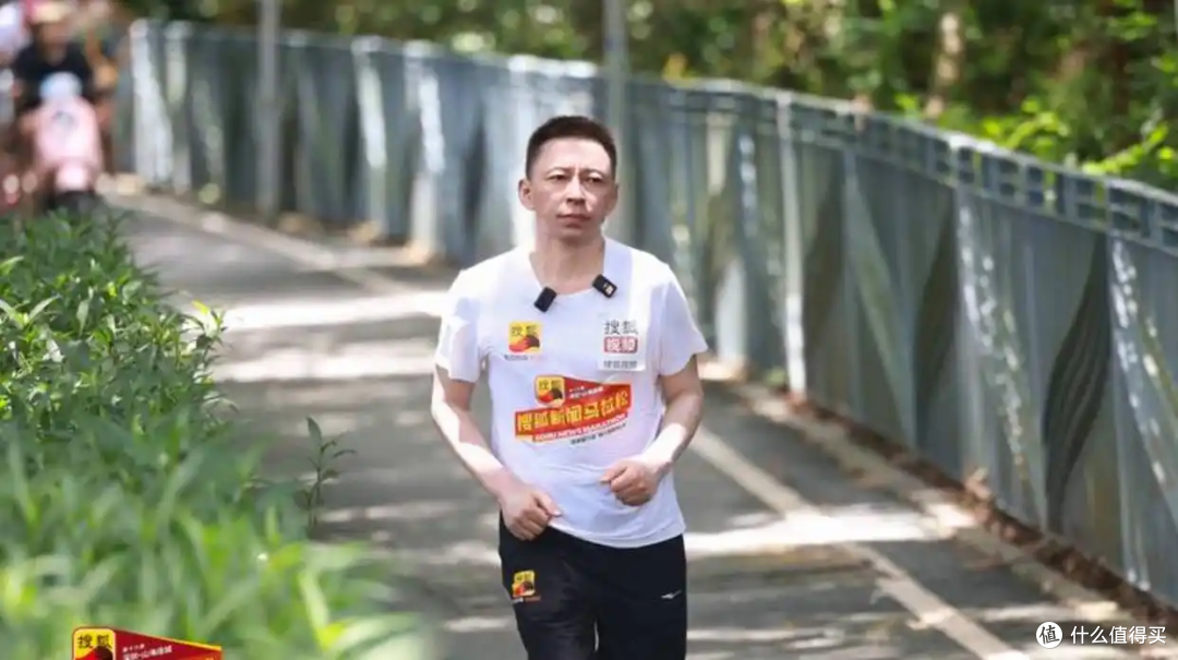 张朝阳办马拉松,62岁竟比所有参赛者状态都好,领跑全场不费力