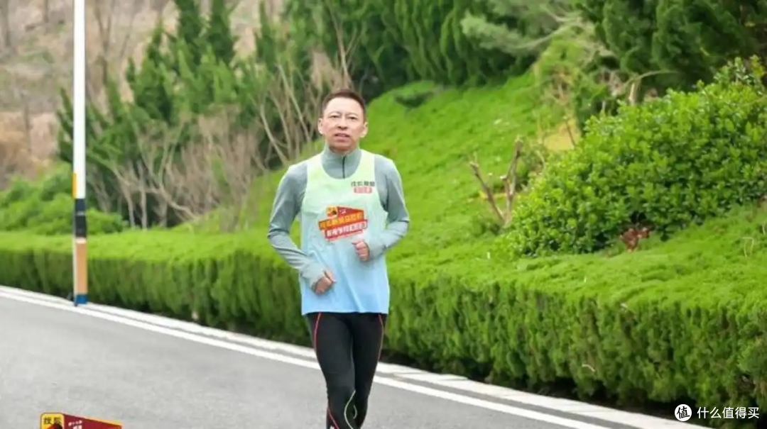 张朝阳办马拉松,62岁竟比所有参赛者状态都好,领跑全场不费力
