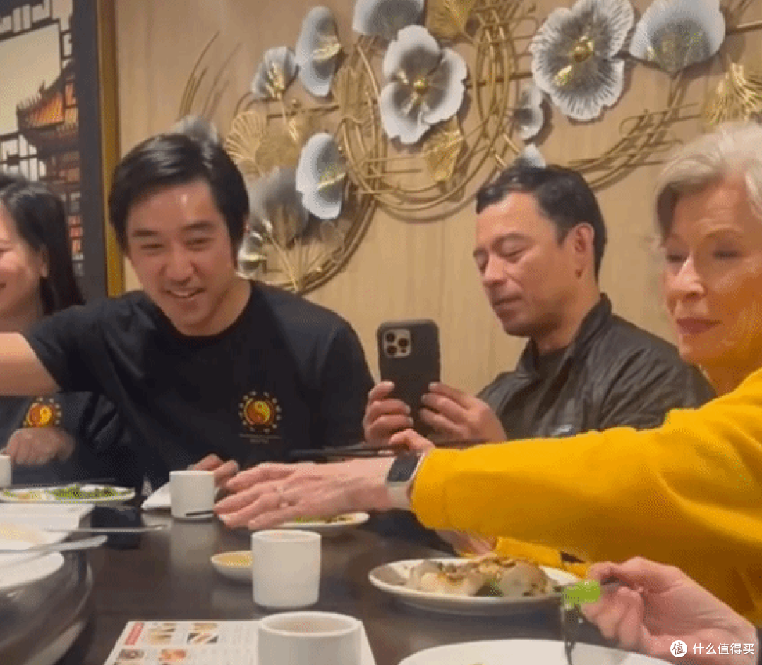 李小龙遗孀琳达81岁近况曝光,与信徒饮茶聊天,历经沧桑神采奕奕
