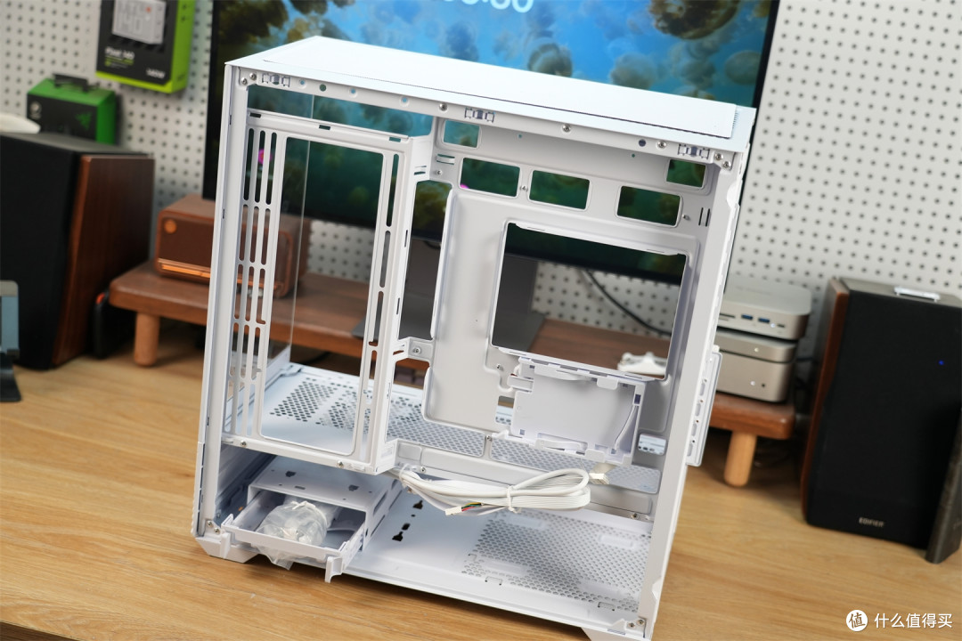 纯白海景房+无立柱全景!微星MAG PANO M110L WHITE迫击炮全有